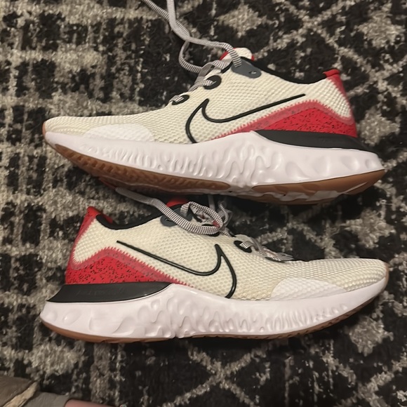 Nike Renews university red, white, & black - Picture 4 of 5